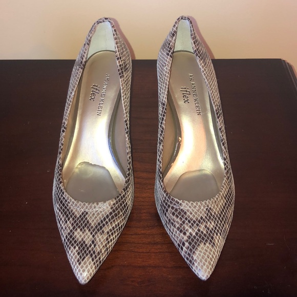 Anne Klein Shoes - Anne Klein cake walk flex heels